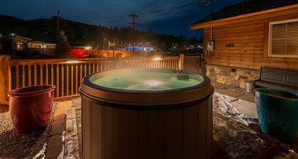 1950-luvun vuoristomökki - kävelymatkan päässä keskustasta poreallas ja koiraystävällinen