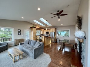 Televisión, chimenea, libros y estéreo 