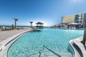 من حمّامات السباحة المغطاة، حمّام سباحة خارجي