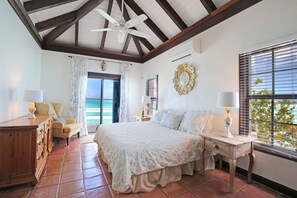 2 makuuhuonetta, tallelokero huoneessa, silitysrauta/-lauta