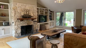 Una Smart TV, una chimenea, una mesa de tenis de mesa, libros