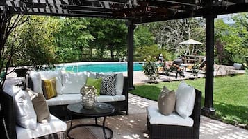 Una piscina al aire libre, una piscina climatizada