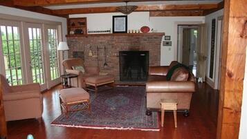 Televisión, chimenea, reproductor de DVD, mesa de ping pong