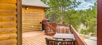 Secluded Mtn cabin on 35 acres!  Pikes peak view, Hottub,close to attractions! 