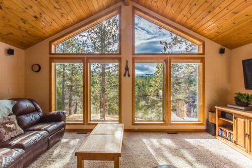 Secluded Mtn cabin on 35 acres!  Pikes peak view, Hottub,close to attractions! 