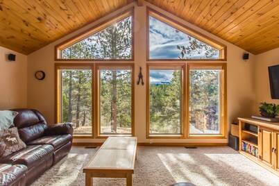 Secluded Mtn cabin on 35 acres!  Pikes peak view, Hottub,close to attractions! 