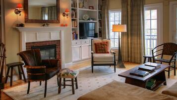 Smart TV, fireplace, DVD player, table tennis