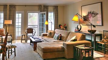 Smart TV, fireplace, DVD player, table tennis