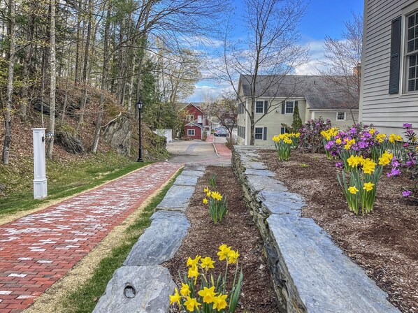 Property grounds - Village Townhouse- walk to restaurants and recreation (Stowe)