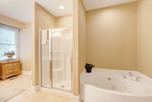 Shower, jetted bath, towels - Angler's Lodge-Mtn House, Gated Resort, Pools & Hot Tub, Gas Grill and Fireplace (Boone)