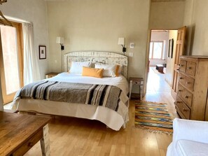 5 slaapkamers, een bureau, een strijkplank/strijkijzer, wifi