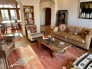 Smart-TV, Kamin, DVD-Player, Bücher