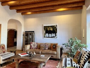 Smart-TV, peis, DVD-spiller og bøker