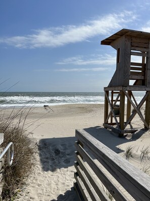 Nær stranden, solsenger og strandhåndklær