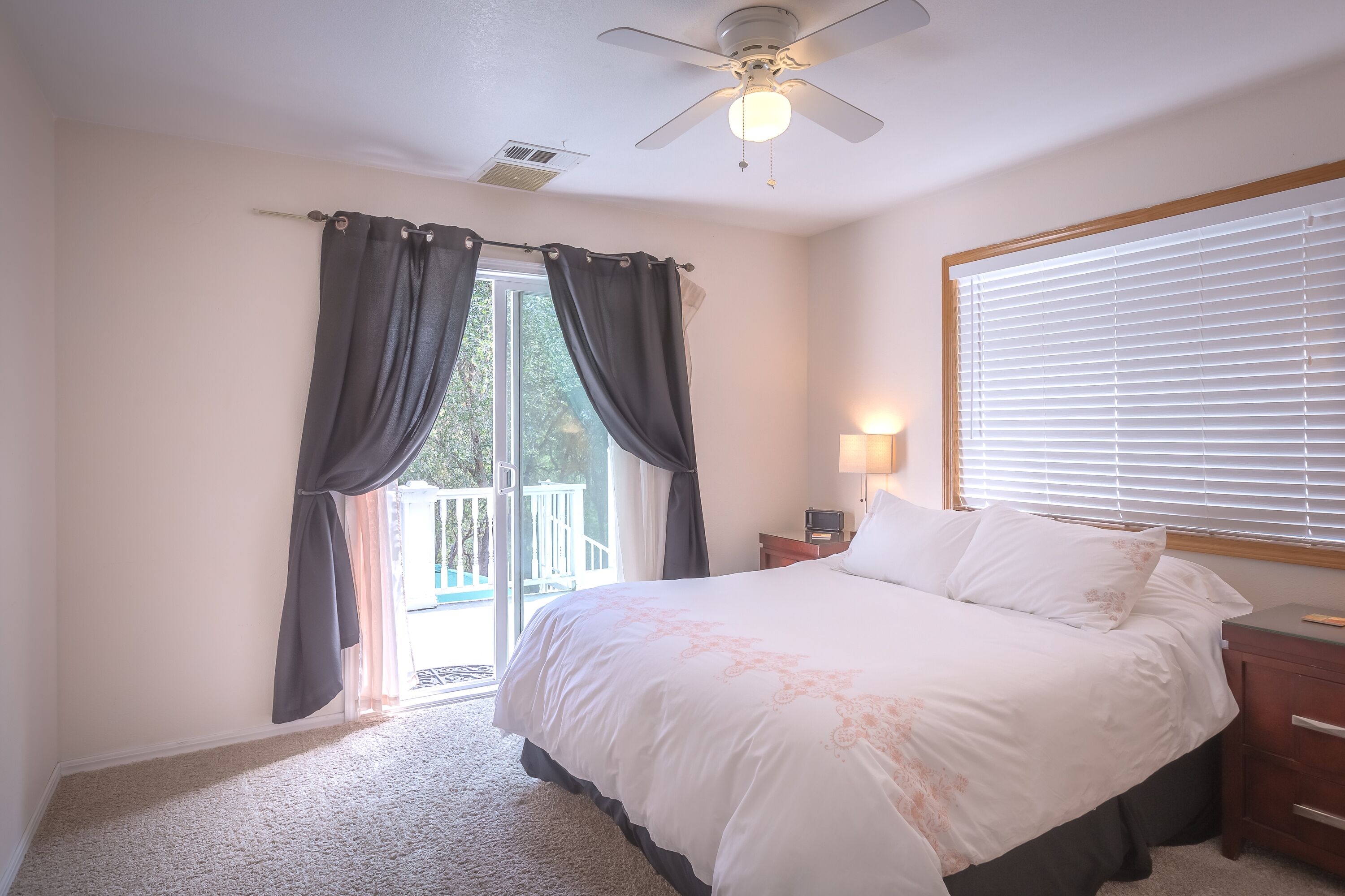 3 dormitorios, tabla de planchar con plancha, cuna de viaje