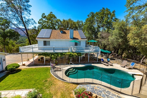 Yosemite Oaks Retreat, Views, Pool & Hot Tub, Game Room, & So Much More!