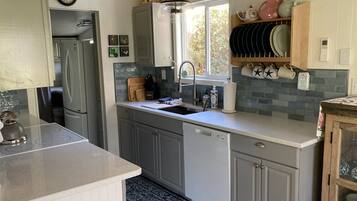 KylskÄp, mikrovÄgsugn, ugn och spishÀll