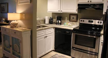 GET A JUMP ON SUMMER!Beautiful Beachside Resort-Heated Pool-Tennis-Jacuzzi