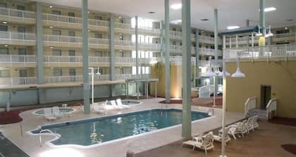 GET A JUMP ON SUMMER!Beautiful Beachside Resort-Heated Pool-Tennis-Jacuzzi