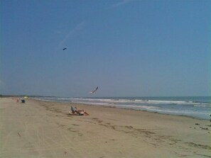Beach nearby, sun loungers, beach towels