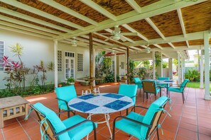 Outdoor dining - LARGE POOL/JACUZZI-Spacious Historic Hacienda, near BEACHES, Bio Bay, & tours (URB EL BATEY)