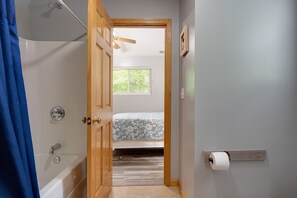 Badewanne, Haartrockner, Handtücher