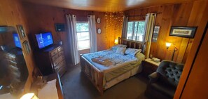 3 bedrooms, desk, iron/ironing board, travel cot