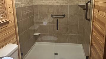 Combined shower/tub, towels, toilet paper