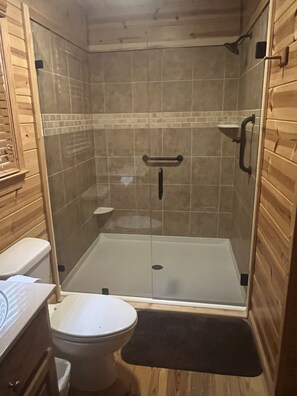 Combined shower/tub, towels, toilet paper