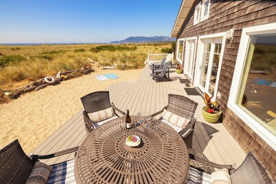 Spectacular Large Oceanfront Home • Panoramic View • Quiet Area • Dog Friendly 