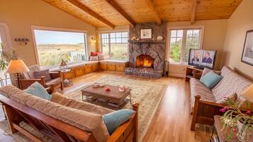 Smart-tv, pejs, dvd-afspiller, bøger