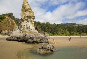 En la playa, camastros y toallas de playa 
