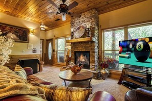 Televisión de pantalla plana, chimenea, videojuegos y estéreo 