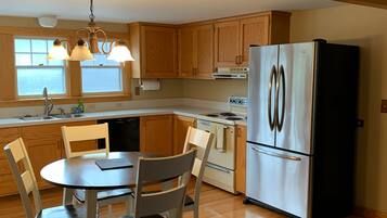 冰箱、微波炉、烤箱、炉灶