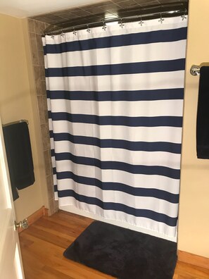 Hair dryer, towels, soap, toilet paper - Great Location Next to Fishtown in Leland (Leland)