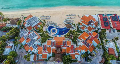 Huge true Beachfront condo, gated resort- full resort activities , 2 balconies