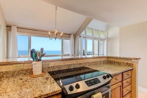 冷蔵庫、電子レンジ、オーブン、コンロ