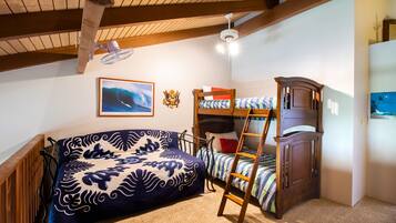 2 habitaciones, escritorio y tabla de planchar con plancha