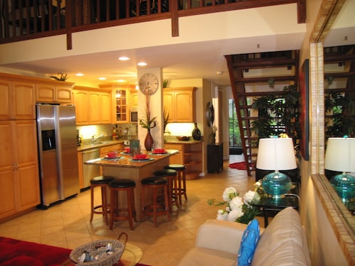 Luxury townhouse on Turtle Bay golf course near the ocean