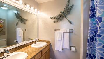 Secador de cabelo, toalhas de banho, sabonete, papel higiênico