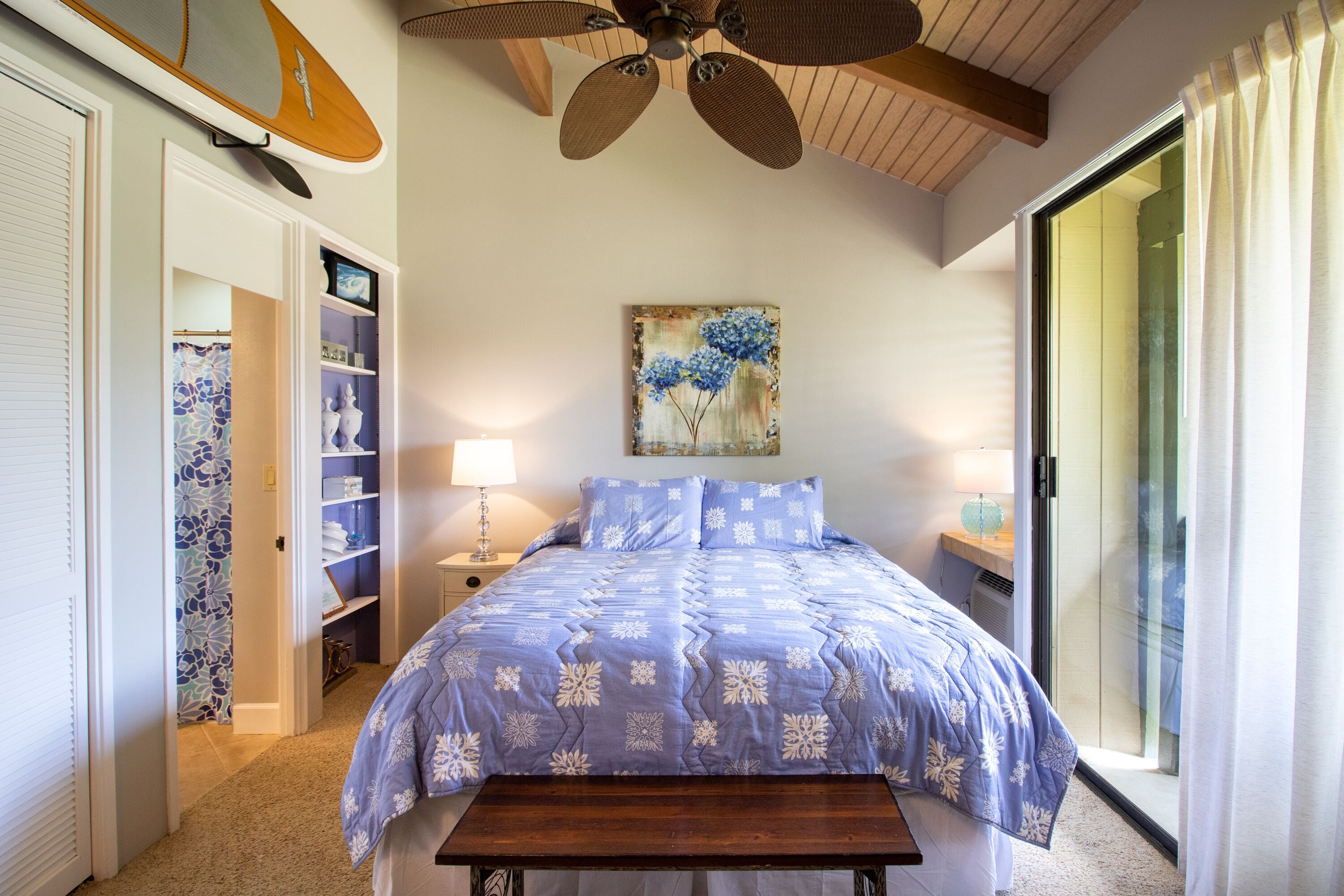 2 quartos, escrivaninha, ferros/tábuas de passar roupa, berço de viagem