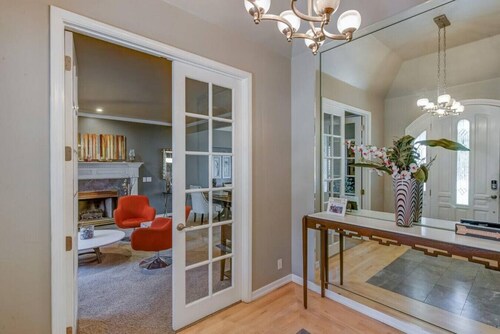 BEAUTIFUL 7/5 W/POOL/HOT TUB LOTS OF ROOM