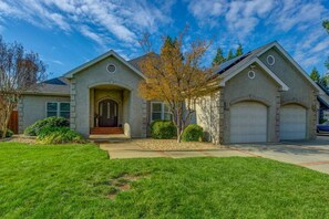 Exterior - BEAUTIFUL 7/5 W/POOL/HOT TUB LOTS OF ROOM (Chico)