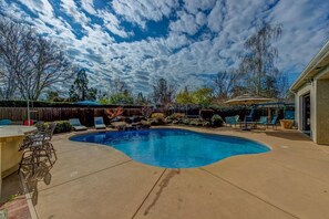 Pool - BEAUTIFUL 7/5 W/POOL/HOT TUB LOTS OF ROOM (Chico)