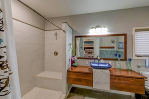Shower, jetted tub, hair dryer, towels