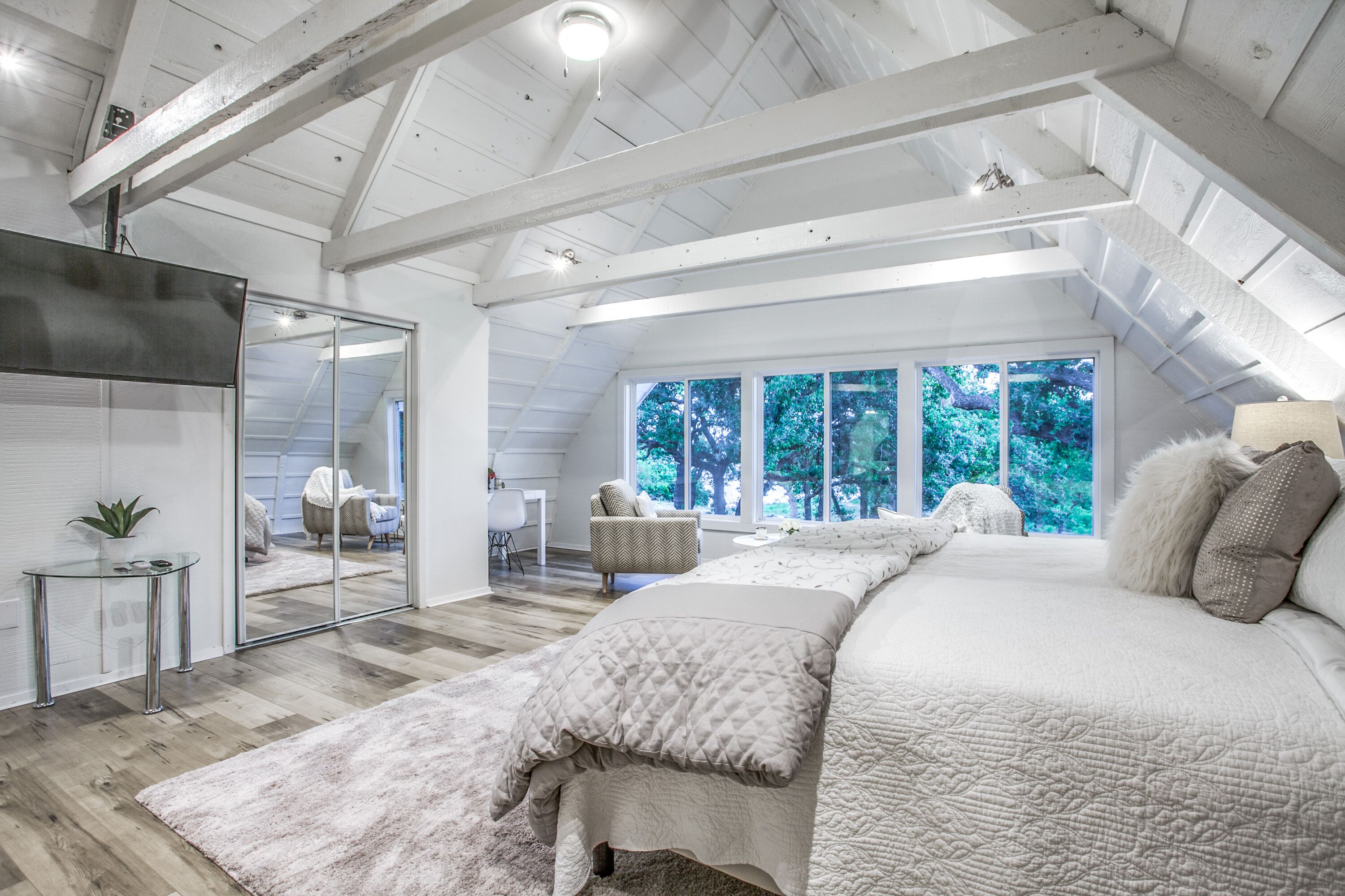 4 bedrooms, desk, iron/ironing board, WiFi