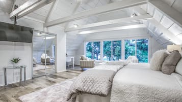 4 bedrooms, desk, iron/ironing board, WiFi