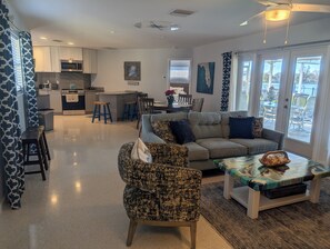 Älytelevisio, DVD-soitin, kirjoja, musiikkikirjasto