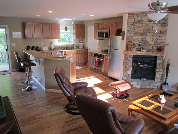 Jääkaappi, mikroaaltouuni, uuni, liesi