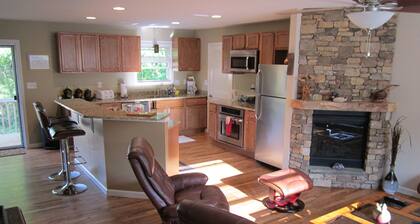 Brevardin keskustan mökki - poreallas / kaiku / lemmikit